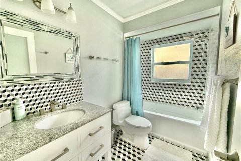 House in Clearwater, Florida 3 bedrooms, 130.43 sq.m. № 2277445 - photo 27