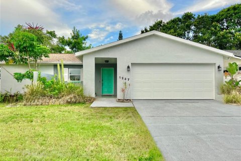 House in Clearwater, Florida 3 bedrooms, 130.43 sq.m. № 2277445