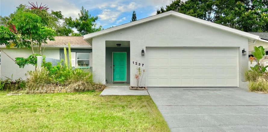 House in Clearwater, Florida 3 bedrooms, 130.43 sq.m. № 2277445