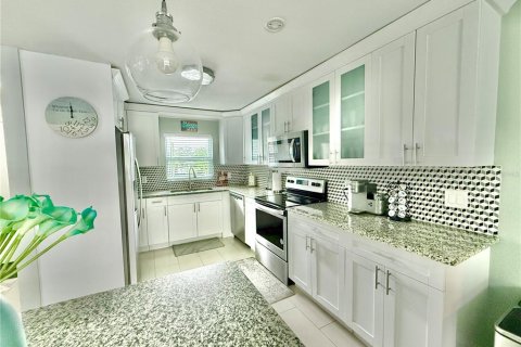 House in Clearwater, Florida 3 bedrooms, 130.43 sq.m. № 2277445 - photo 5