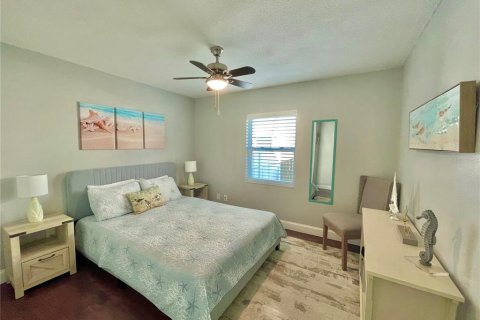 House in Clearwater, Florida 3 bedrooms, 130.43 sq.m. № 2277445 - photo 19