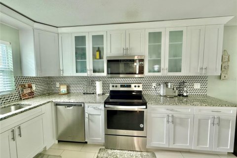 House in Clearwater, Florida 3 bedrooms, 130.43 sq.m. № 2277445 - photo 6