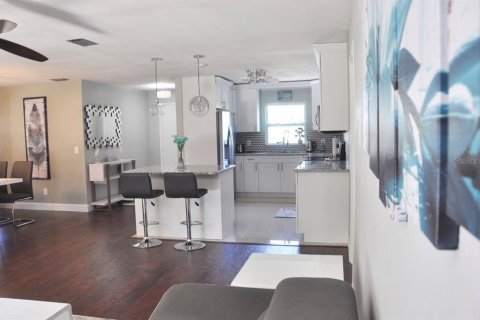 House in Clearwater, Florida 3 bedrooms, 130.43 sq.m. № 2277445 - photo 10