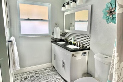 House in Clearwater, Florida 3 bedrooms, 130.43 sq.m. № 2277445 - photo 24