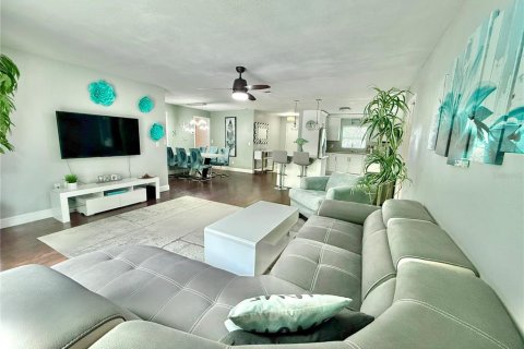 House in Clearwater, Florida 3 bedrooms, 130.43 sq.m. № 2277445 - photo 13