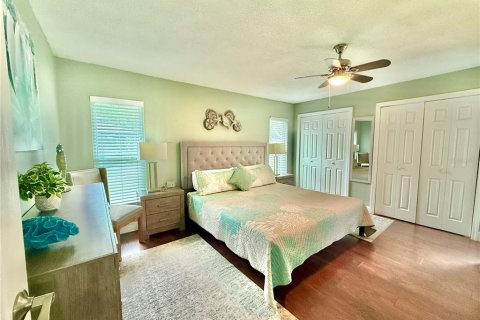 House in Clearwater, Florida 3 bedrooms, 130.43 sq.m. № 2277445 - photo 18