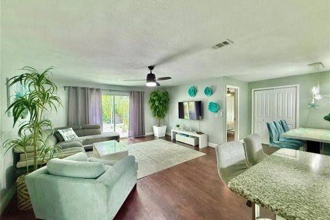 House in Clearwater, Florida 3 bedrooms, 130.43 sq.m. № 2277445 - photo 11