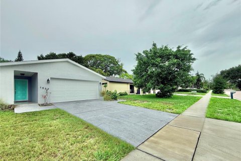 House in Clearwater, Florida 3 bedrooms, 130.43 sq.m. № 2277445 - photo 29