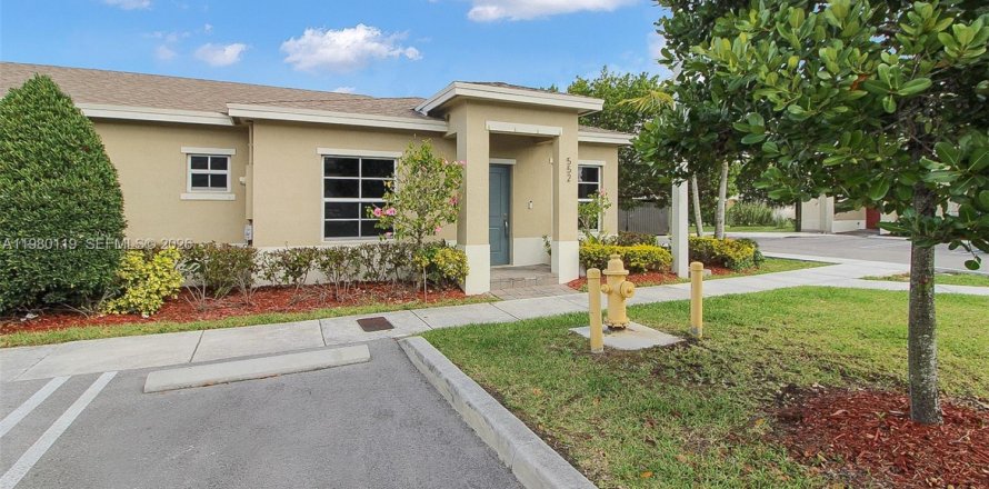 Adosado en Florida City, Florida 3 dormitorios, 122.17 m2 № 2043655