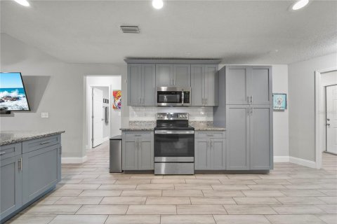 House in Lutz, Florida 4 bedrooms, 182.65 sq.m. № 1673753 - photo 6