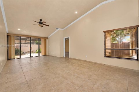 Townhouse in Miami, Florida 2 bedrooms, 134.34 sq.m. № 1892763 - photo 14