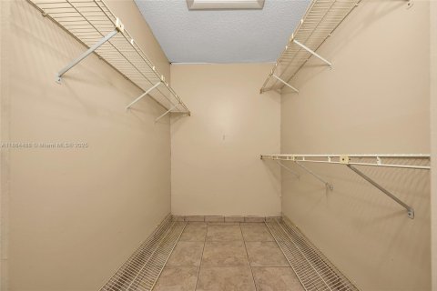 Townhouse in Miami, Florida 2 bedrooms, 134.34 sq.m. № 1892763 - photo 19