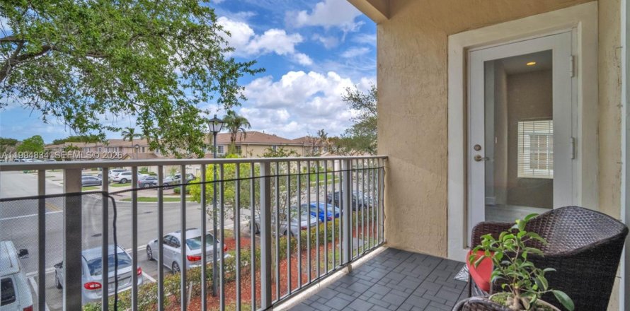 Condo in Tamarac, Florida, 3 bedrooms  № 2056465