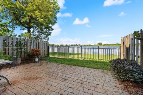 Townhouse in Cutler Bay, Florida 4 bedrooms, 159.79 sq.m. № 1952152 - photo 22