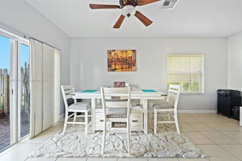 Townhouse in Cutler Bay, Florida 4 bedrooms, 159.79 sq.m. № 1952152 - photo 7