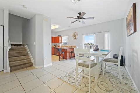 Townhouse in Cutler Bay, Florida 4 bedrooms, 159.79 sq.m. № 1952152 - photo 6