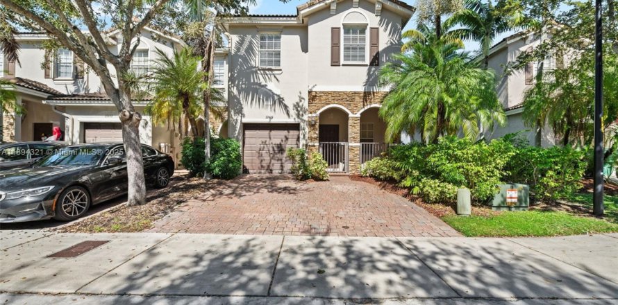 Townhouse in Cutler Bay, Florida 4 bedrooms, 159.79 sq.m. № 1952152