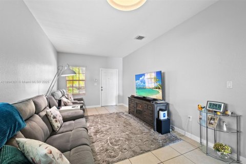 Townhouse in Cutler Bay, Florida 4 bedrooms, 159.79 sq.m. № 1952152 - photo 3