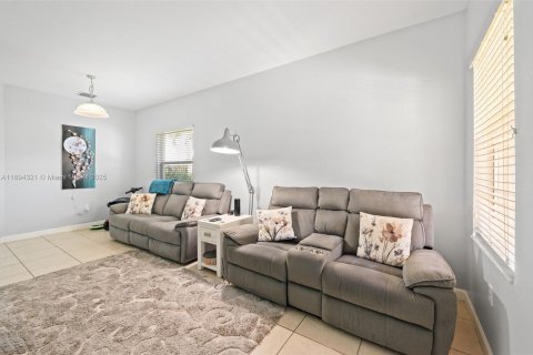 Townhouse in Cutler Bay, Florida 4 bedrooms, 159.79 sq.m. № 1952152 - photo 4