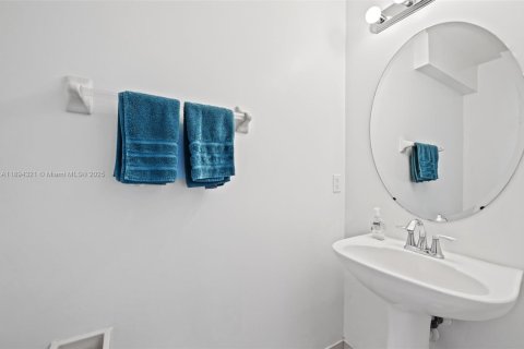 Townhouse in Cutler Bay, Florida 4 bedrooms, 159.79 sq.m. № 1952152 - photo 5