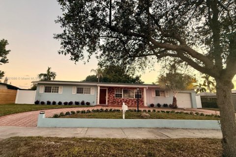 Villa ou maison à louer à Cutler Bay, Floride: 3 chambres, 150.5 m2 № 1975101 - photo 1