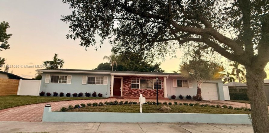 Villa ou maison à Cutler Bay, Floride 3 chambres, 150.5 m2 № 1975101