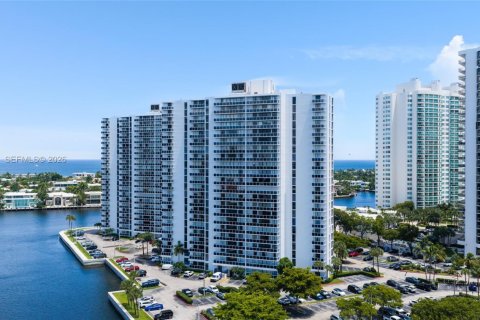 Copropriété à louer à Aventura, Floride: 2 chambres, 97.45 m2 № 2390553 - photo 4
