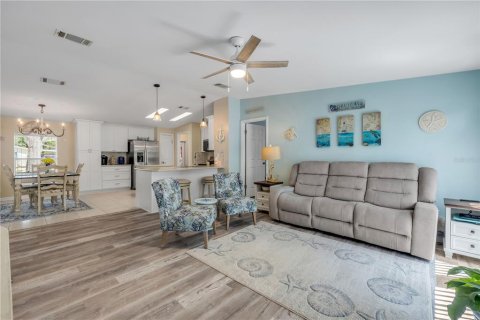 House in Oak Hill, Florida 3 bedrooms, 131.55 sq.m. № 2141080 - photo 13