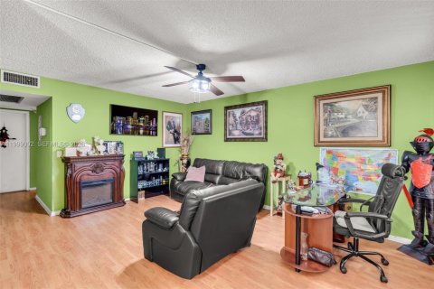 Condo in Pembroke Pines, Florida, 2 bedrooms  № 2060950 - photo 5