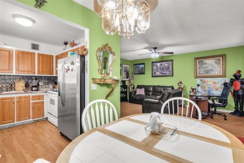 Condo in Pembroke Pines, Florida, 2 bedrooms  № 2060950 - photo 11