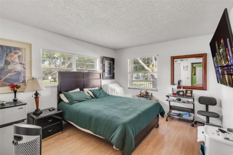 Condo in Pembroke Pines, Florida, 2 bedrooms  № 2060950 - photo 15