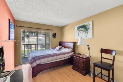 Condo in Pembroke Pines, Florida, 2 bedrooms  № 2060950 - photo 13