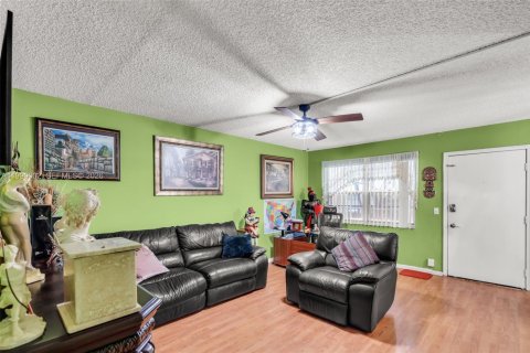 Condo in Pembroke Pines, Florida, 2 bedrooms  № 2060950 - photo 6