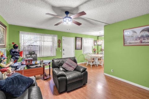 Condo in Pembroke Pines, Florida, 2 bedrooms  № 2060950 - photo 7