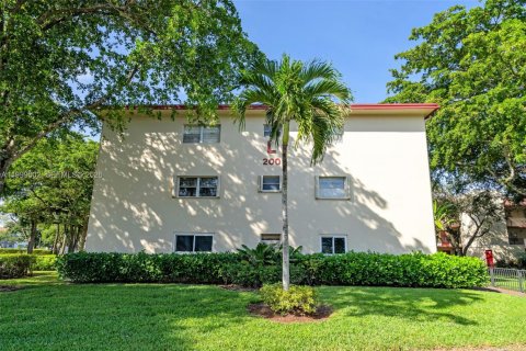 Condo in Pembroke Pines, Florida, 2 bedrooms  № 2060950 - photo 2