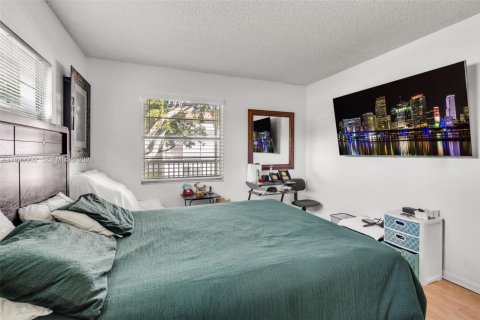 Condo in Pembroke Pines, Florida, 2 bedrooms  № 2060950 - photo 16