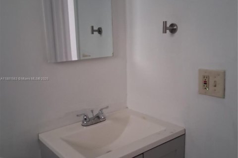 House in Pompano Beach, Florida 2 bedrooms, 138.24 sq.m. № 1925443 - photo 10
