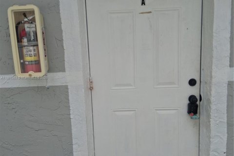 House in Pompano Beach, Florida 2 bedrooms, 138.24 sq.m. № 1925443 - photo 1