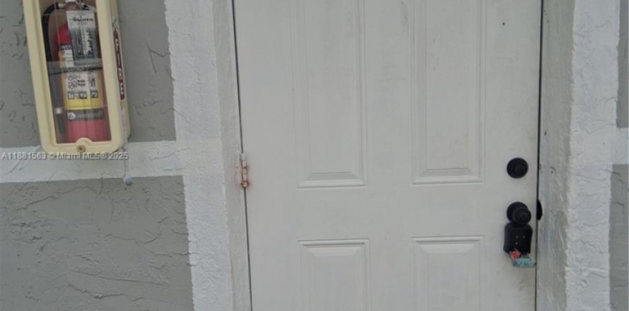 House in Pompano Beach, Florida 2 bedrooms, 138.24 sq.m. № 1925443