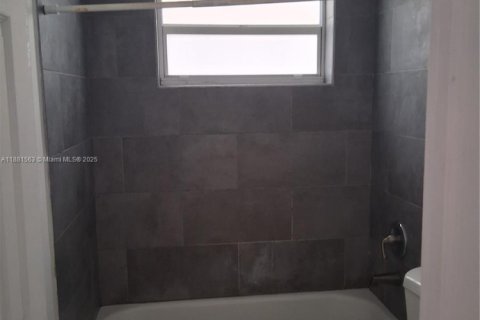 House in Pompano Beach, Florida 2 bedrooms, 138.24 sq.m. № 1925443 - photo 9