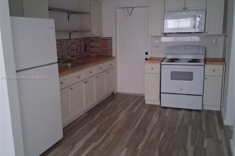 House in Pompano Beach, Florida 2 bedrooms, 138.24 sq.m. № 1925443 - photo 2
