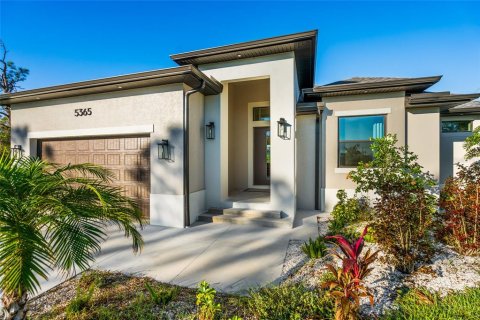 House in Port Charlotte, Florida 3 bedrooms, 146.97 sq.m. № 1740940 - photo 5