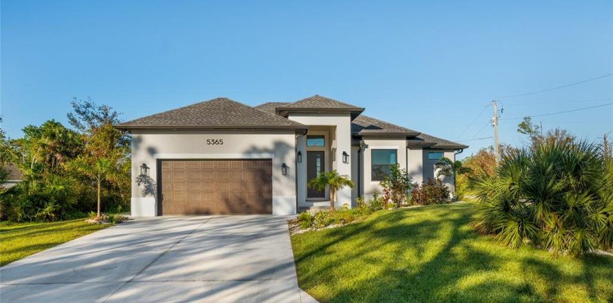 House in Port Charlotte, Florida 3 bedrooms, 146.97 sq.m. № 1740940
