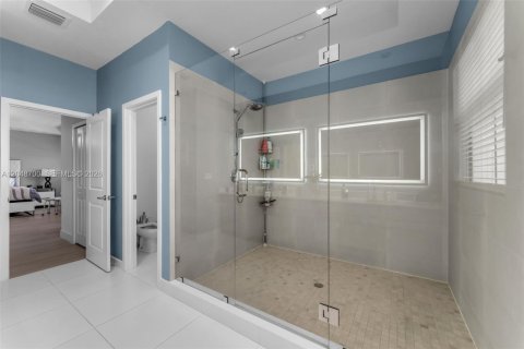 Casa en venta en Miami, Florida, 4 dormitorios, 285.49 m2 № 2240715 - foto 25