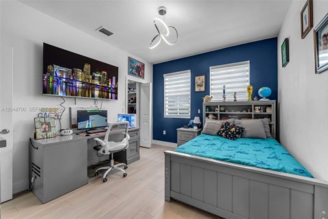 Casa en venta en Miami, Florida, 4 dormitorios, 285.49 m2 № 2240715 - foto 27