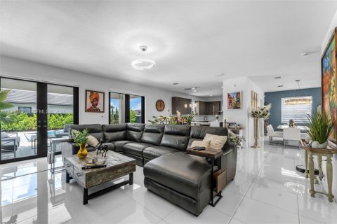Casa en venta en Miami, Florida, 4 dormitorios, 285.49 m2 № 2240715 - foto 12