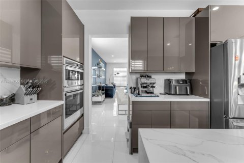 Casa en venta en Miami, Florida, 4 dormitorios, 285.49 m2 № 2240715 - foto 10