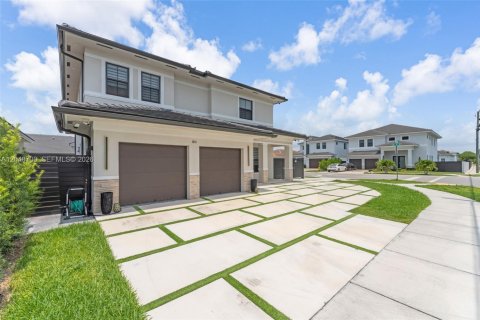 Casa en venta en Miami, Florida, 4 dormitorios, 285.49 m2 № 2240715 - foto 3