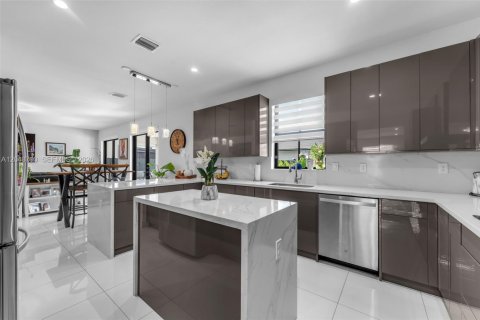 Casa en venta en Miami, Florida, 4 dormitorios, 285.49 m2 № 2240715 - foto 11