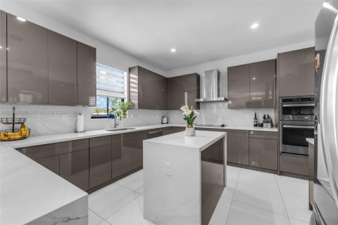 Casa en venta en Miami, Florida, 4 dormitorios, 285.49 m2 № 2240715 - foto 8